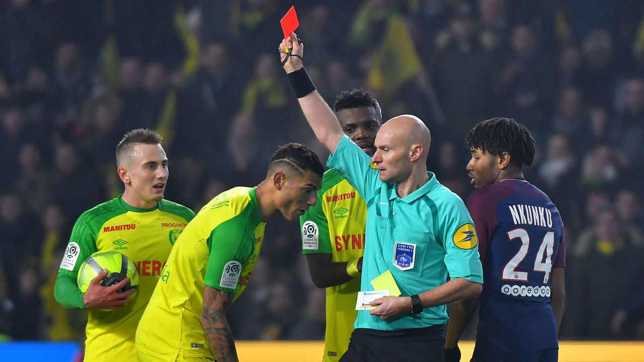Nantes' Brazilian defender Diego Carlos (2ndL) receives a red card from French referee Tony Chapron during the French L1 football match between Nantes and Paris Saint-Germain (Paris-SG) at the La Beaujoire stadium in Nantes, western France, on January 14, 2018. / AFP PHOTO / LOIC VENANCE