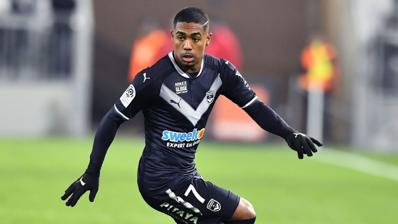 Bordeaux's Brazilian forward Malcom runs with the ball during the French L1 football match between Bordeaux (FCGB) and Montpellier (MHSC) on December 20, 2017, at the Matmut Atlantique stadium in Bordeaux, southwestern France. / AFP PHOTO / NICOLAS TUCAT