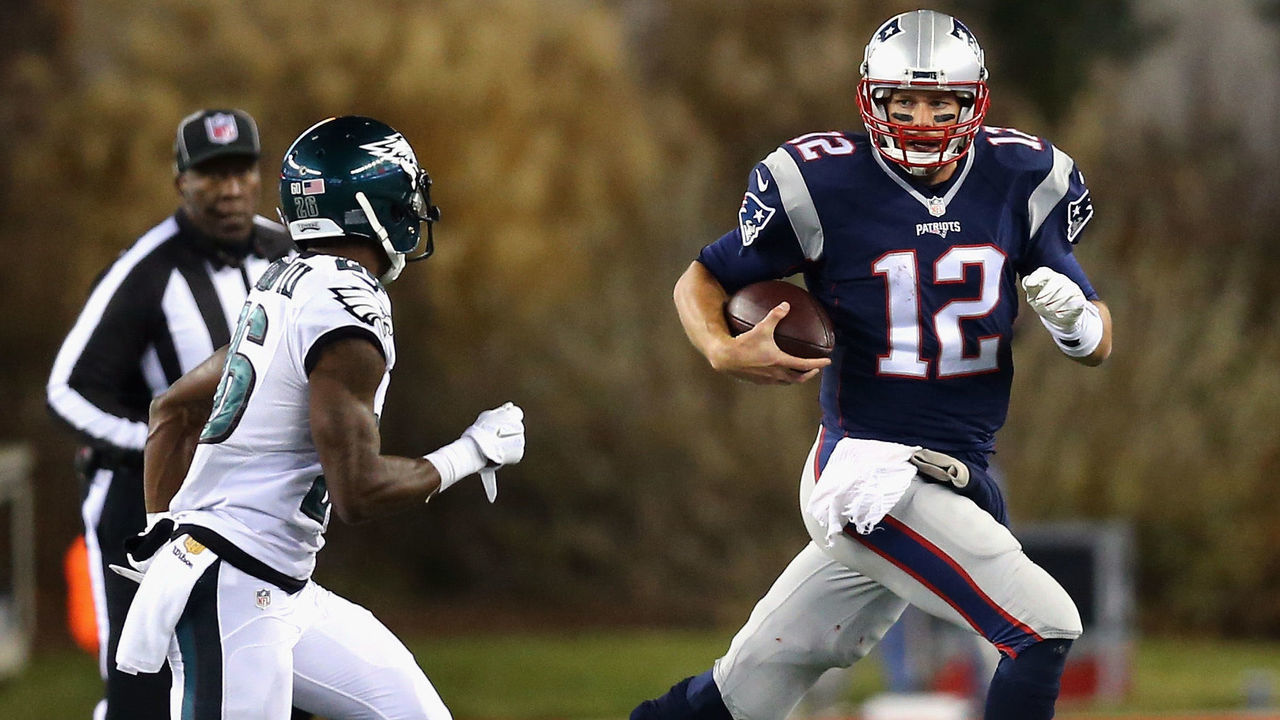FOXBORO, MA - DECEMBER 06: Tom Brady #12 of the New England Patriots runs with the ball against the Philadelphia Eagles at Gillette Stadium on December 6, 2015 in Foxboro, Massachusetts.