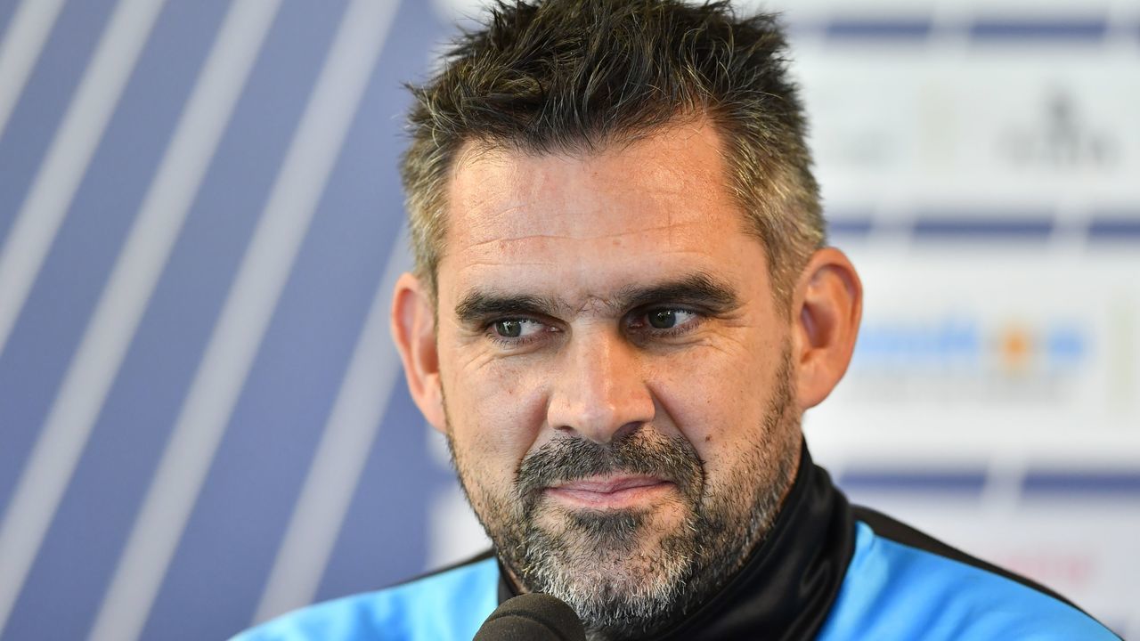 French L1 FC Girondins de Bordeaux' French head coach Jocelyn Gourvennec looks on during a press conference for the presentation of a newly recruited defender, on January 11, 2018 at the Haillan training centre near Bordeaux, southwestern France. French defender Paul Baysse has joined Bordeaux from Malaga on a three-and-a-half year deal. / AFP PHOTO / NICOLAS TUCAT