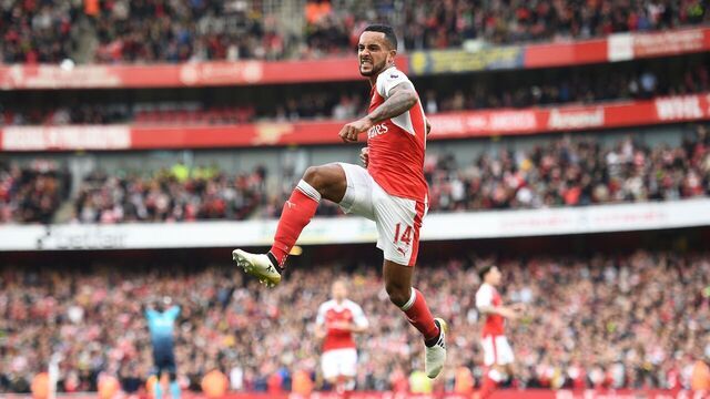 Arsenal's English midfielder Theo Walcott celebrates after scoring their second goal during the English Premier League football match between Arsenal and Swansea City at the Emirates Stadium in London on October 15, 2016. / AFP / Justin TALLIS /