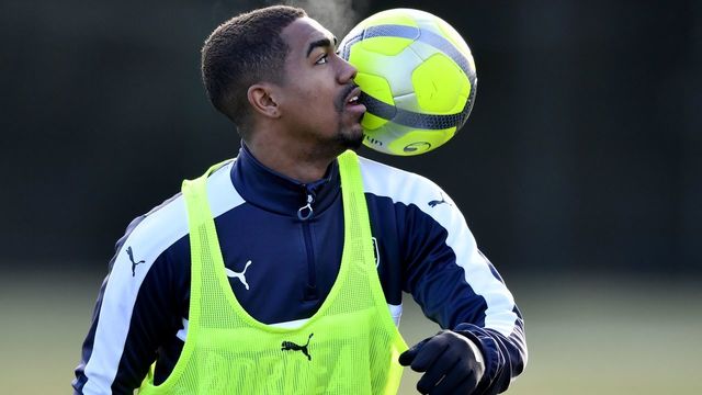Bordeaux's Brazilian forward Malcom controls the ball during a training session on January 11, 2018 at the Haillan training centre near Bordeaux, southwestern France. / AFP PHOTO / NICOLAS TUCAT
