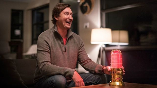 Gretzky partners with Budweiser on new golden goal light