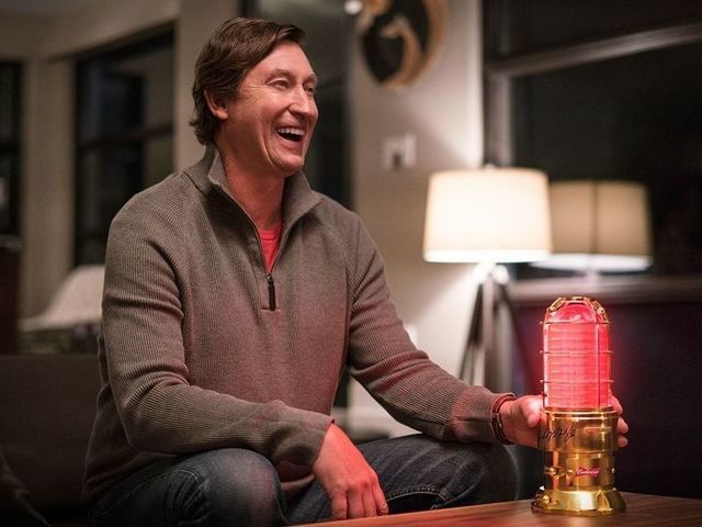 Gretzky partners with Budweiser on new golden goal light