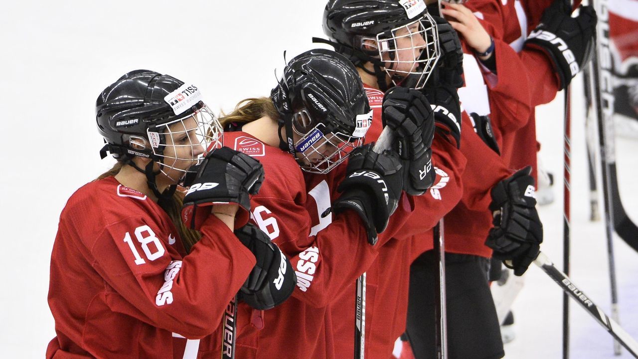 Swiss players reacts after the 2015 IIHF Ice Hockey Women's World Championship Quarter Final match between Finland and Switzerland at Malmo Isstadion in Malmo, Sweden, on April 1, 2015. AFP PHOTO / TT NEWS AGENCY / CLAUDIO BRESCIANI +++ SWEDEN OUT