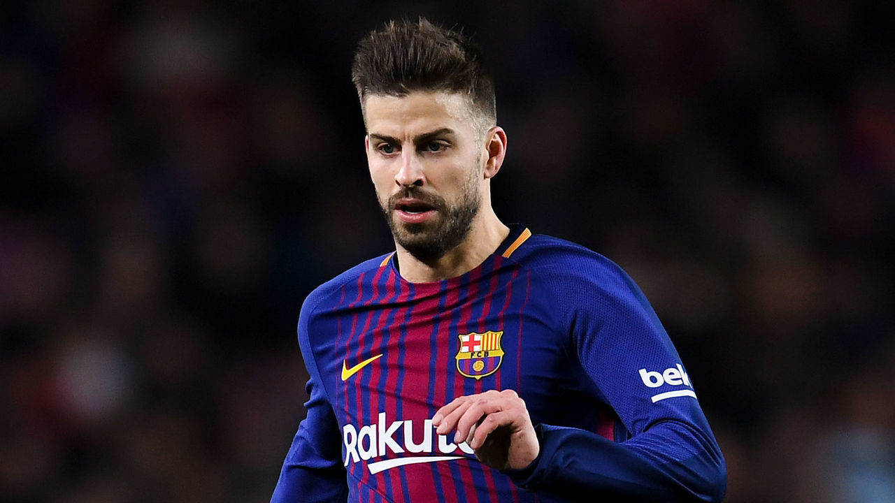 BARCELONA, SPAIN - JANUARY 11: Gerard Pique of FC Barcelona runs with the ball during the Copa del Rey round of 16 second leg match between FC Barcelona and Celta de Vigo at Camp Nou on January 11, 2018 in Barcelona, Spain.