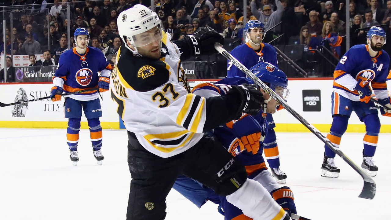 NEW YORK, NY - JANUARY 18: Patrice Bergeron #37 of the Boston Bruins skates against the New York Islanders at the Barclays Center on January 18, 2018 in the Brooklyn borough of New York City. The Bruins defeated the Islanders 5-2.