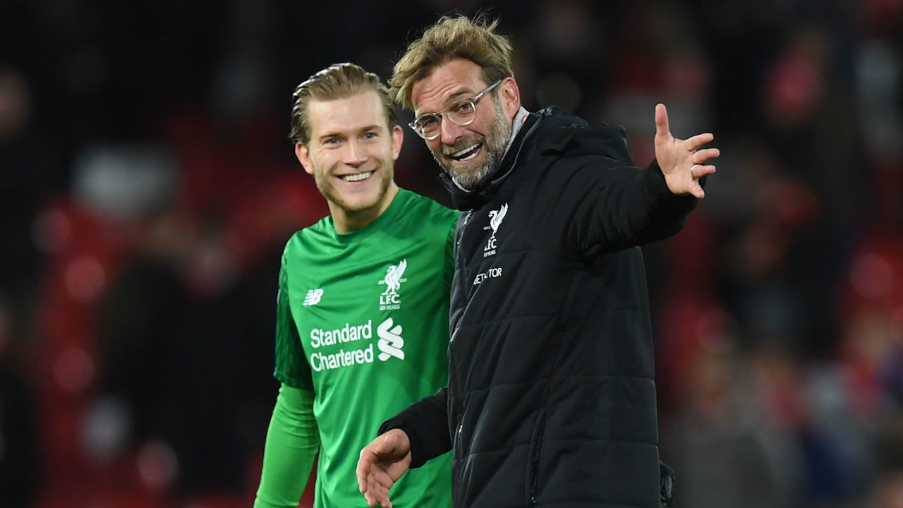 Liverpool's German manager Jurgen Klopp (R) congratulates Liverpool's German goalkeeper Loris Karius after the English Premier League football match between Liverpool and Leicester at Anfield in Liverpool, north west England on December 30, 2017. / AFP PHOTO / Paul ELLIS /