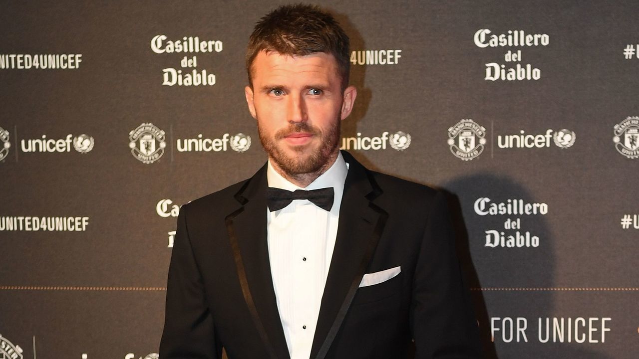 Manchester United's English midfielder Michael Carrick poses on the red carpet as he arrives to attend the 'United for UNICEF Gala Dinner' at Old Trafford in Manchester, north-west England, on November 15, 2017. / AFP PHOTO / Paul ELLIS