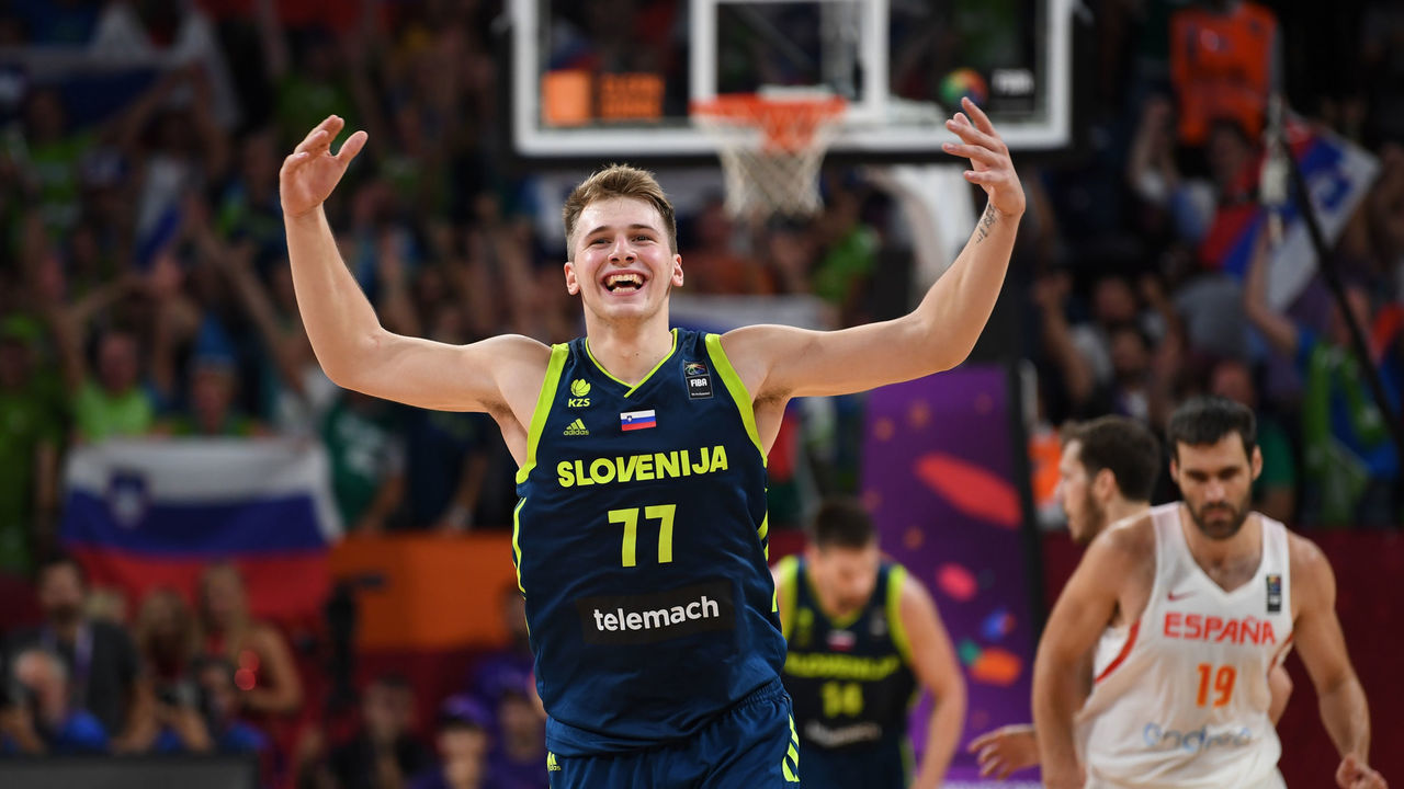 Slovenia's Luka Doncic celebrates the team's win after the FIBA Eurobasket 2017 men's semi-final basketball match between Spain and Slovenia at the Fenerbahce Ulker Sport Arena in Istanbul on September 14, 2017. / AFP PHOTO / BULENT KILIC