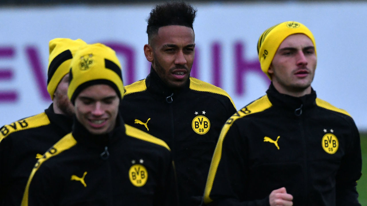 Dortmund's Gabonese striker Pierre-Emerick Aubameyang (C) takes part in a training session on the eve of the UEFA Champions League Group H football match BVB Borussia Dortmund v Tottenham Hotspur at the BVB Stadion on November 20, 2017 in Dortmund, western Germany. / AFP PHOTO / PATRIK STOLLARZ