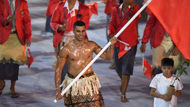 Tonga's flagbearer Pita Nikolas Taufatofua leads his delegation during the opening ceremony of the Rio 2016 Olympic Games at the Maracana stadium in Rio de Janeiro on August 5, 2016. / AFP / OLIVIER MORIN