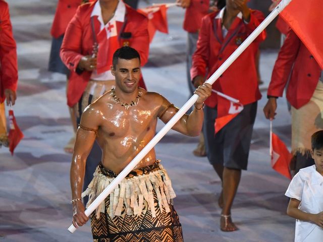Tonga's flagbearer Pita Nikolas Taufatofua leads his delegation during the opening ceremony of the Rio 2016 Olympic Games at the Maracana stadium in Rio de Janeiro on August 5, 2016. / AFP / OLIVIER MORIN
