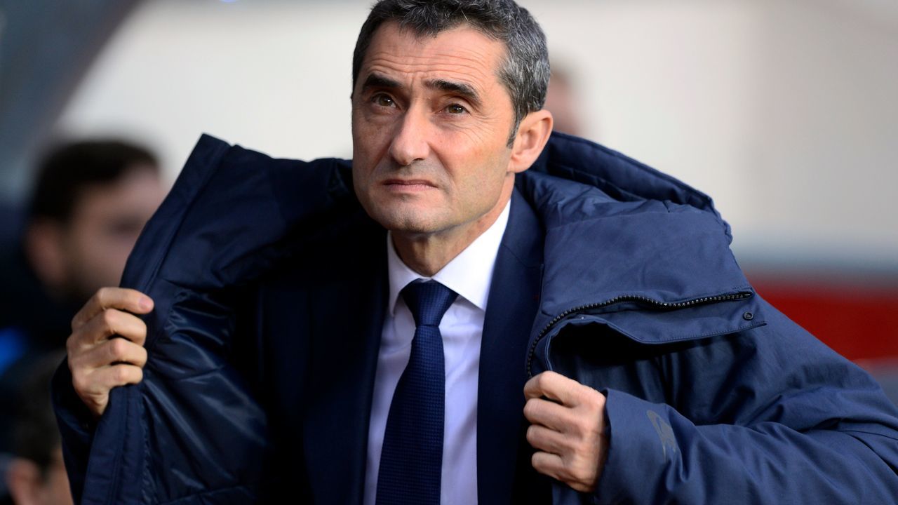 Barcelona's Spanish coach Ernesto Valverde puts on a coat before the Spanish league football match FC Barcelona vs Levante UD at the Camp Nou stadium in Barcelona on January 7, 2018. / AFP PHOTO / Josep LAGO