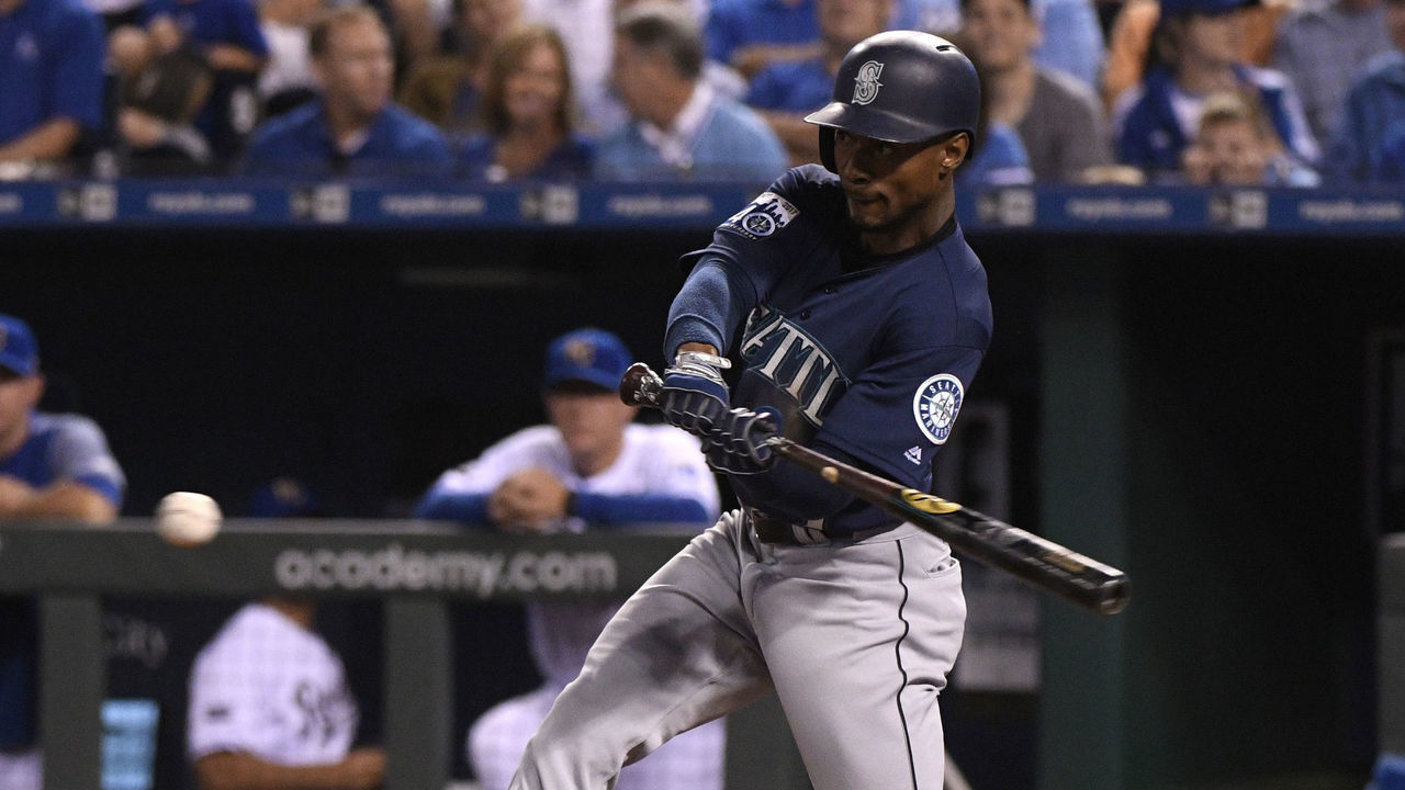 KANSAS CITY, MO - AUGUST 4: Jarrod Dyson #1 of the Seattle Mariners hits a RBI single in the seventh inning against the Kansas City Royals at Kauffman Stadium on August 4, 2017 in Kansas City, Missouri.