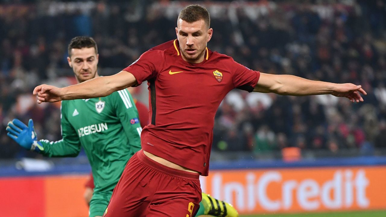 Roma's Bosnian striker Edin Dzeko vies with Qarabag's Bosnian goalkeeper Ibrahim Sehic during the UEFA Champions League Group C football match AS Roma vs FK Qarabag on December 5, 2017 at the Olympic stadium in Rome. / AFP PHOTO / Alberto PIZZOLI