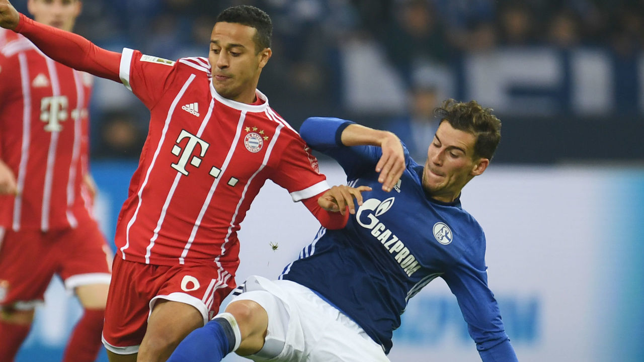 Schalke's midfielder Leon Goretzka (R) and Bayern Munich's Spanish midfielder Thiago Alcantara vie for the ball during the German First division Bundesliga football match between FC Schalke 04 and FC Bayern Munich in Gelsenkirchen, western Germany, on September 19, 2017. / AFP PHOTO / PATRIK STOLLARZ / RESTRICTIONS: DURING MATCH TIME: DFL RULES TO LIMIT THE ONLINE USAGE TO 15 PICTURES PER MATCH AND FORBID IMAGE SEQUENCES TO SIMULATE VIDEO. == RESTRICTED TO EDITORIAL USE == FOR FURTHER QUERIES PLEASE CONTACT DFL DIRECTLY AT + 49 69 650050