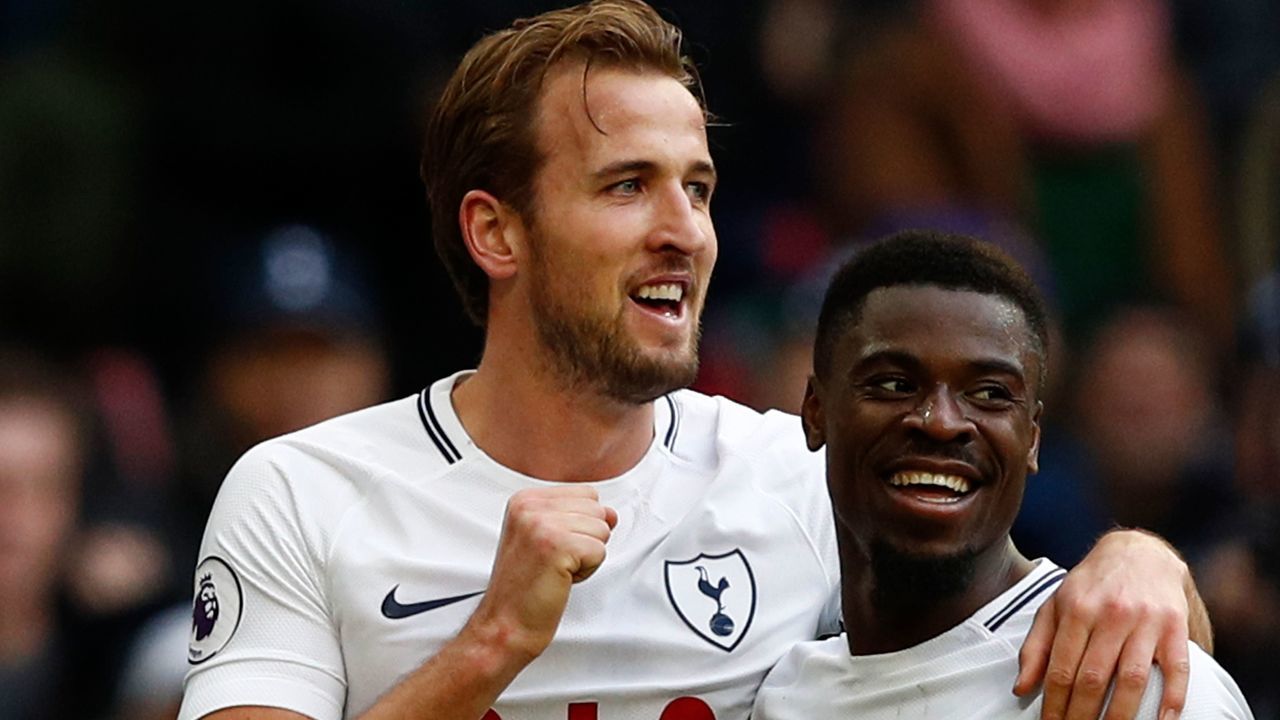 Tottenham Hotspur's English striker Harry Kane celebrates with Tottenham Hotspur's Ivorian defender Serge Aurier after he scores their second goal during the English Premier League football match between Tottenham Hotspur and Southampton at Wembley Stadium in London, on December 26, 2017. Harry Kane beat Alan Shearers 36 goal record for the most Premier League goals scored in a calendar year, after scoring during Tottenhams game against Southampton. / AFP PHOTO / Adrian DENNIS /