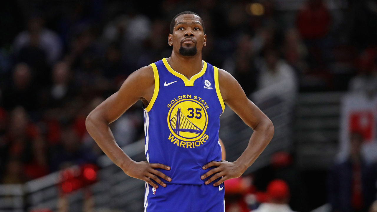 CHICAGO, IL - JANUARY 17: Kevin Durant #35 of the Golden State Warriors walks up the court against the Chicago Bulls at the United Center on January 17, 2018 in Chicago, Illinois. The Warriors defeated the Bulls 119-112.