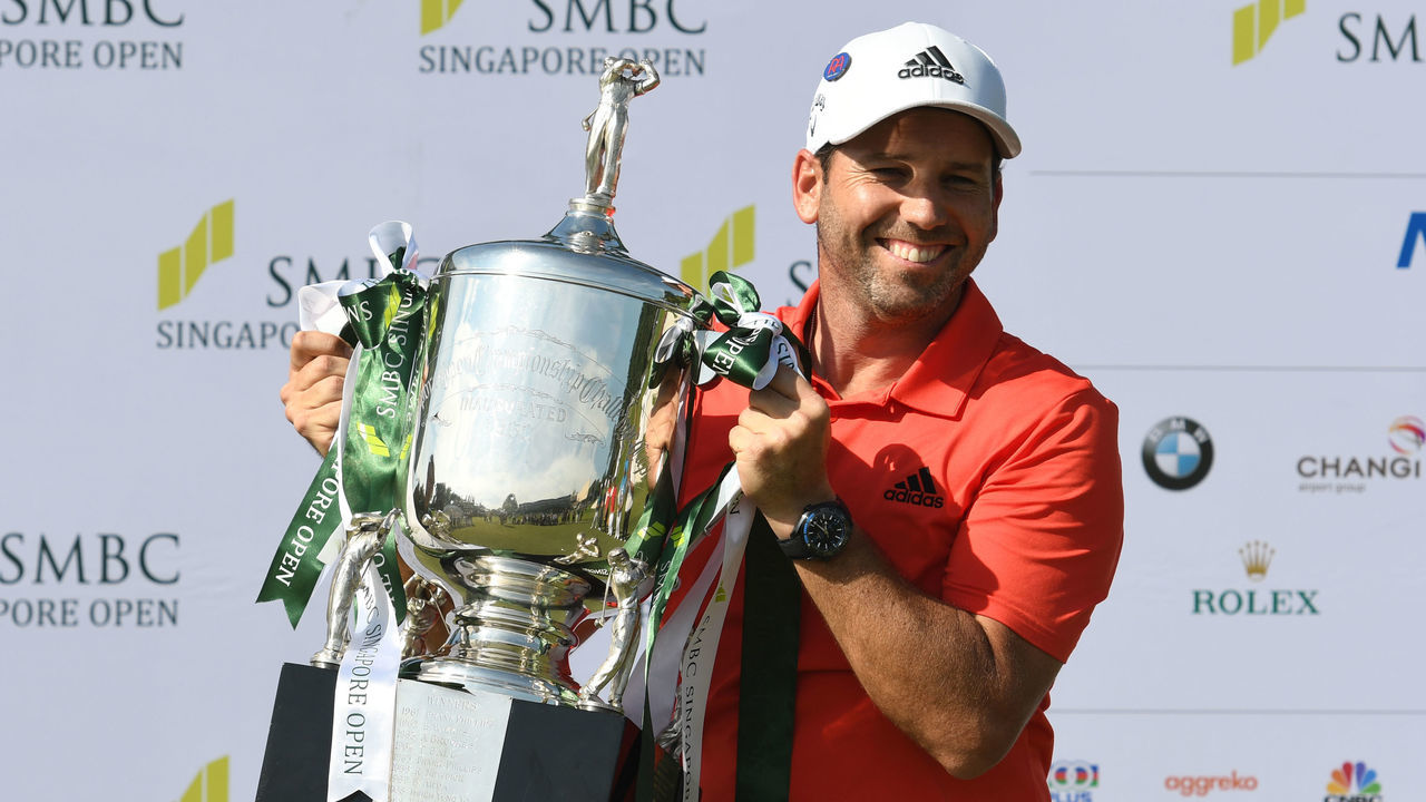 Sergio Garcia of Spain holds up the winner's trophy after his victory in the Singapore Open golf tournament at the Serapong golf course in Singapore on January 21, 2018. / AFP PHOTO / ROSLAN RAHMAN