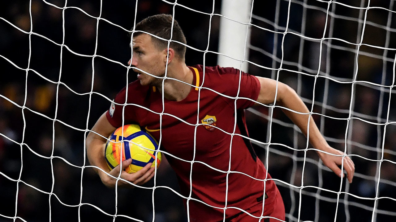 Roma's forward from Bosnia Edin Dzeko celebrates after scoring a goal during the Serie A football match between Roma and Atalanta at The Olympic stadium in Rome on January 6, 2018. / AFP PHOTO / TIZIANA FABI
