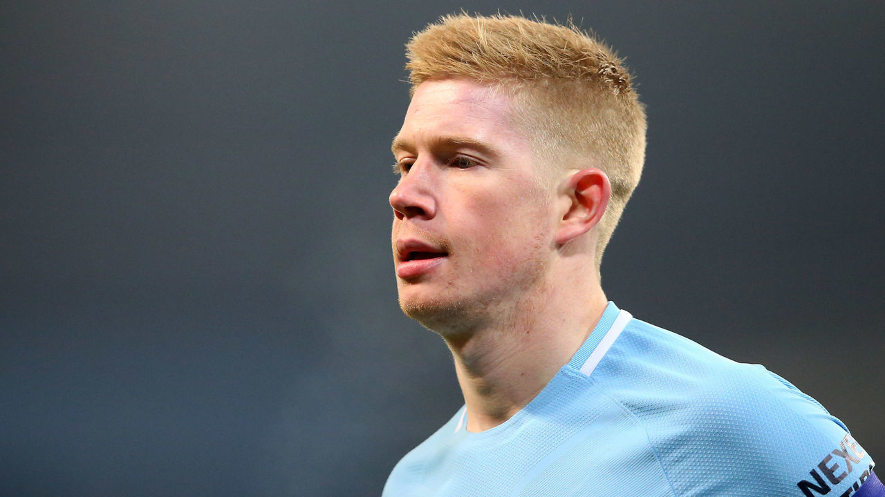 MANCHESTER, ENGLAND - JANUARY 09: Kevin De Bruyne of Manchester City during the Carabao Cup Semi-Final match between Manchester City and Bristol City at Etihad Stadium on January 9, 2018 in Manchester, England.