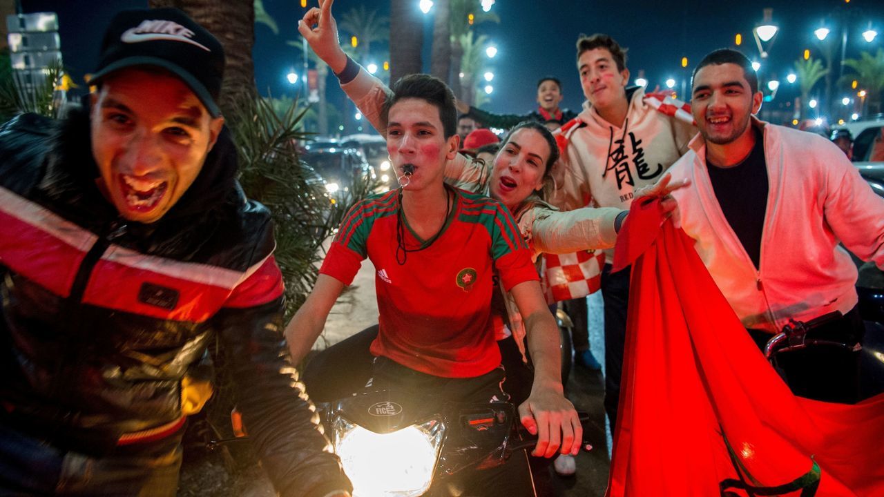 Moroccans celebrate November 11, 2017 in Marrakech following Morocco's victory over Ivory Coast in their FIFA 2018 World Cup Africa Qualifier to participate the FIFA 2018 World Cup. / AFP PHOTO / Fadel SENNA
