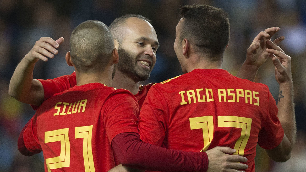 (FromL) Spain's midfielder David Silva celebrates with midfielder Andres Iniesta and forward Iago Aspas after scoring during the international friendly football match Spain against Costa Rica at La Rosaleda stadium in Malaga on November 11, 2017. / AFP PHOTO / JORGE GUERRERO