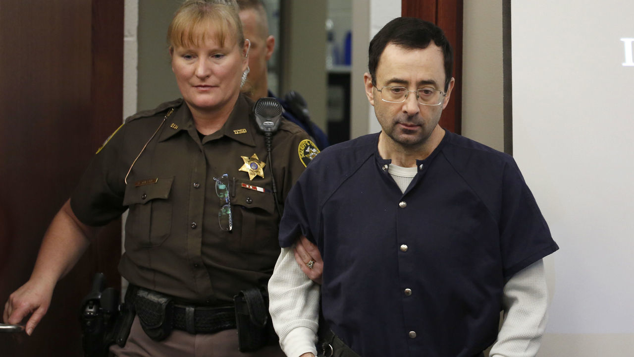 Former Michigan State University and USA Gymnastics doctor Larry Nassar arrives for impact statements during the sentencing phase in Ingham County Circuit Court on January 24, 2018 in Lansing, Michigan. More than 100 women and girls accuse Nassar of a pattern of serial abuse dating back two decades, including the Olympic gold-medal winners Simone Biles, Aly Raisman, Gabby Douglas and McKayla Maroney -- who have lashed out at top sporting officials for failing to stop him. / AFP PHOTO / JEFF KOWALSKY