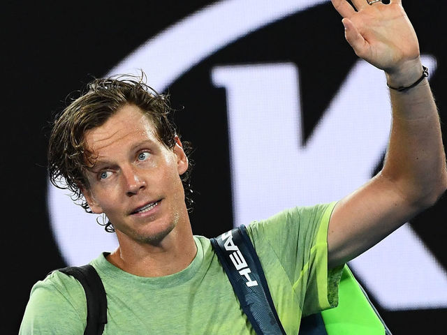 MELBOURNE, AUSTRALIA - JANUARY 24: Tomas Berdych of the Czech Republic waves to the crowd as he walks off the court after losing his quarter-final match to Roger Federer of Switzerland n day 10 of the 2018 Australian Open at Melbourne Park on January 24, 2018 in Melbourne, Australia.
