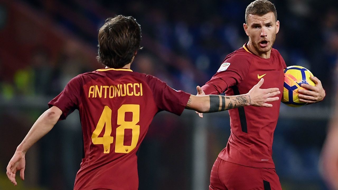 AS Roma's Bosnian forward Edin Dzeko celebrates with AS Roma's Italian midfielder Mirko Antonucci after scoring a goal during the Italian Serie A football match between Sampdoria and AS Roma on January 24, 2018 at the Luigi Ferraris Stadium in Genoa. / AFP PHOTO / MARCO BERTORELLO