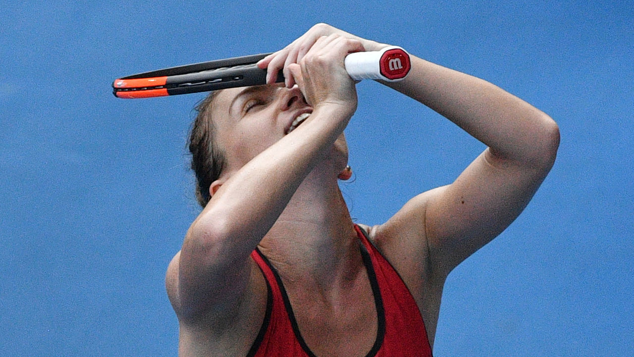 TOPSHOT - Romania's Simona Halep celebrates beating Germany's Angelique Kerber in their women's singles semi-finals match on day 11 of the Australian Open tennis tournament in Melbourne on January 25, 2018. / AFP PHOTO / SAEED KHAN / -- IMAGE RESTRICTED TO EDITORIAL USE - STRICTLY NO COMMERCIAL USE --