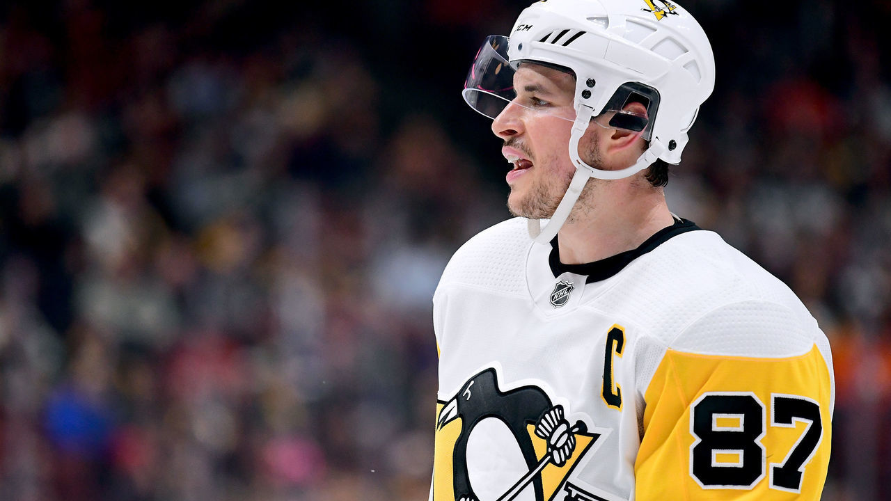 ANAHEIM, CA - JANUARY 17: Sidney Crosby #87 of the Pittsburgh Penguins during the game against the Anaheim Ducks at Honda Center on January 17, 2018 in Anaheim, California.
