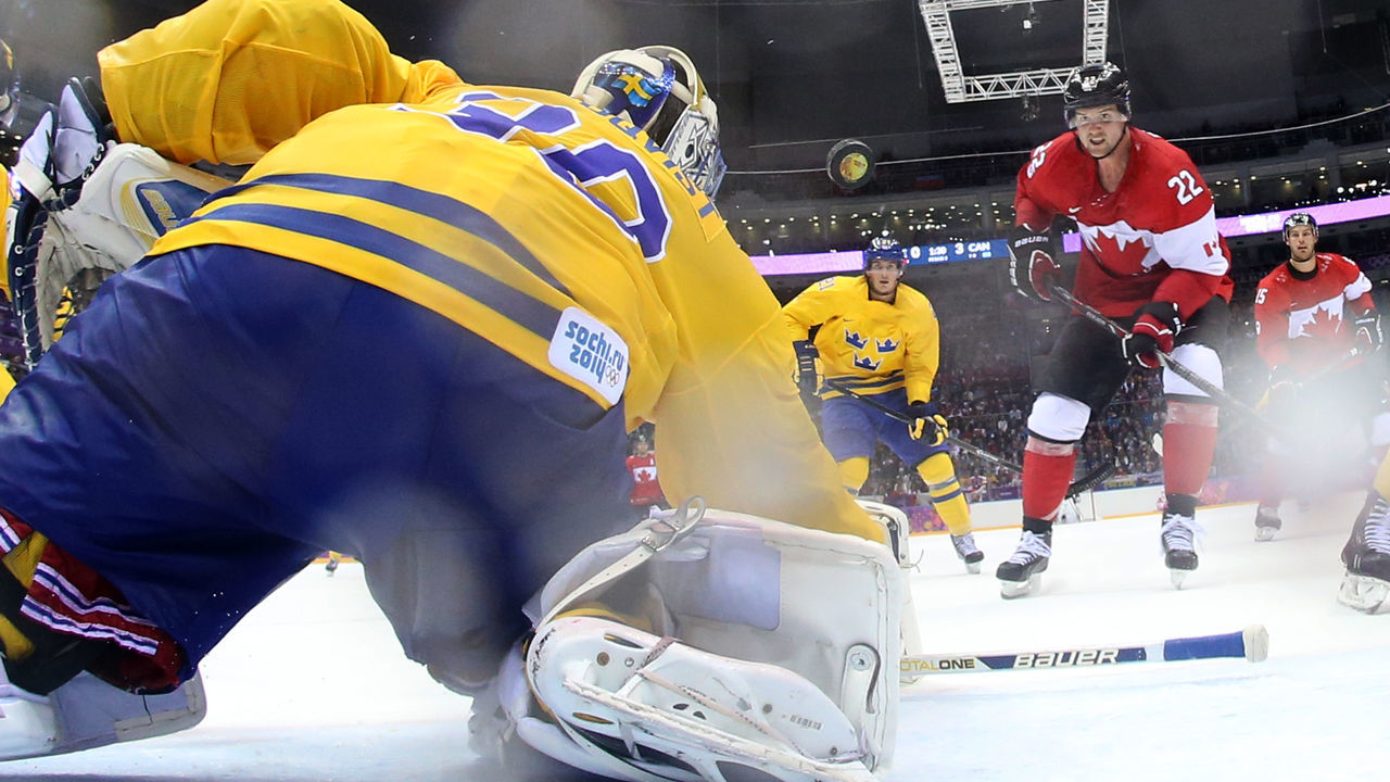 Sweden's goalkeeper Henrik Lundqvist (L) vies with Canada's Jamie Benn during the Men's ice hockey final Sweden vs Canada at the Bolshoy Ice Dome during the Sochi Winter Olympics on February 23, 2014. AFP PHOTO / MARTIN ROSE