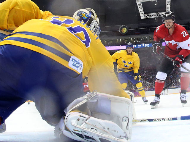 Sweden's goalkeeper Henrik Lundqvist (L) vies with Canada's Jamie Benn during the Men's ice hockey final Sweden vs Canada at the Bolshoy Ice Dome during the Sochi Winter Olympics on February 23, 2014. AFP PHOTO / MARTIN ROSE