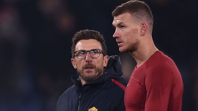 Roma's Italian head coach Eusebio Di Francesco and Roma's Bosnian striker Edin Dzeko (R) celebrate at the end of the UEFA Champions League Group C football match AS Roma vs FK Qarabag on December 5, 2017 at the Olympic stadium in Rome. Roma won 1-0 and reach Champions League last 16. / AFP PHOTO / Filippo MONTEFORTE