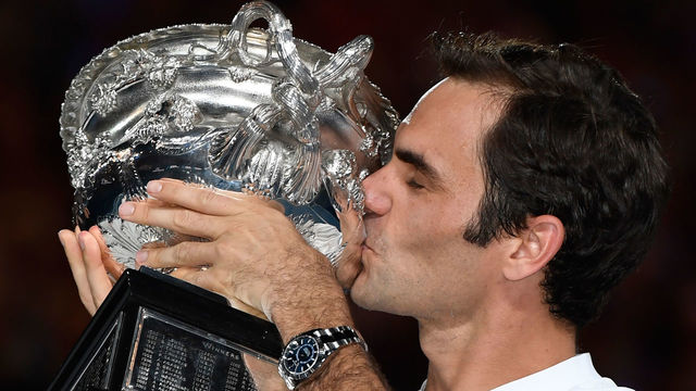 Switzerland's Roger Federer kisses the winner's trophy after beating Croatia's Marin Cilic in their men's singles final match on day 14 of the Australian Open tennis tournament in Melbourne on January 28, 2018. / AFP PHOTO / SAEED KHAN / -- IMAGE RESTRICTED TO EDITORIAL USE - STRICTLY NO COMMERCIAL USE --