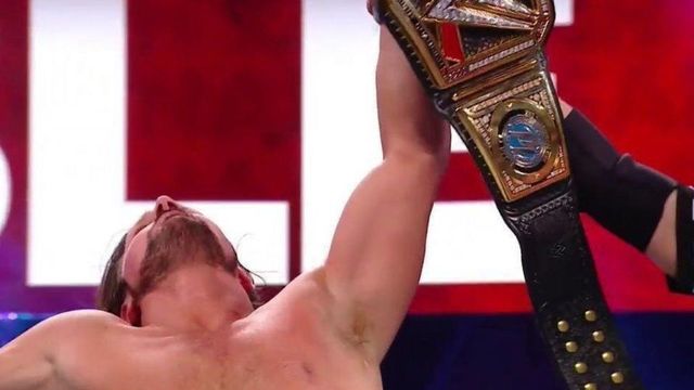 Styles overcomes Owens, Zayn to retain WWE title at Royal Rumble