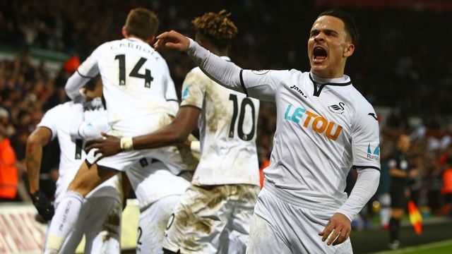 Swansea City's Spanish midfielder Roque Mesa (R) reacts as Swansea City's Ghanaian striker Jordan Ayew celebrates with teammates after scoring their first goal during the English Premier League football match between Swansea City and Crystal Palace at The Liberty Stadium in Swansea, south Wales on December 23, 2017. / AFP PHOTO / Geoff CADDICK /