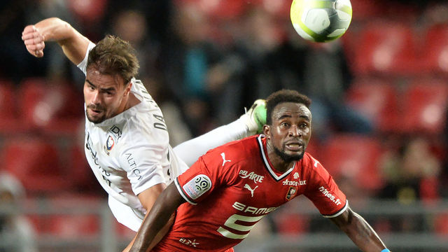 Rennnes' Congolese forward Firmin Mubele Ndombe (R) vies Caen's French defender Damien Da Silva (L) during the French L1 football match between Stade Rennais (FC) and Caen (SM Caen) on September 30, 2017, at the Roazhon Park, in Rennes, northwestern France. / AFP PHOTO / JEAN-FRANCOIS MONIER