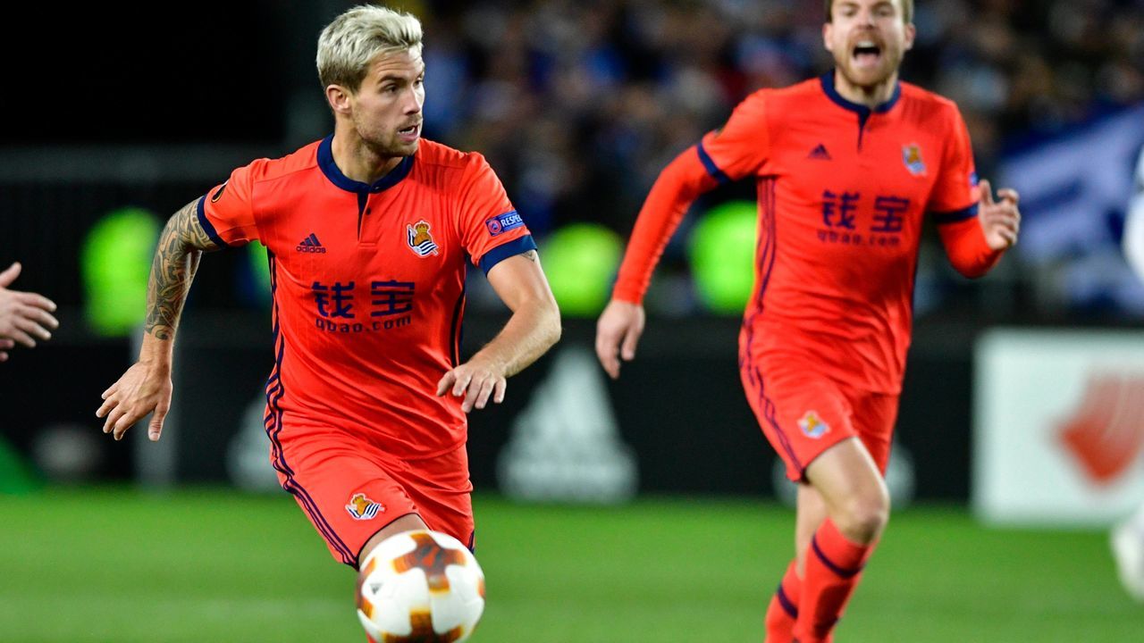 Inigo Martinez (L) of Real Sociedad runs with the ball during the UEFA Europa League football match Rosenborg BK v Real Sociedad on November 23, 2017 in Rosenborg, Norway. / AFP PHOTO / NTB scanpix AND NTB Scanpix / Ole Martin Wold / Norway OUT