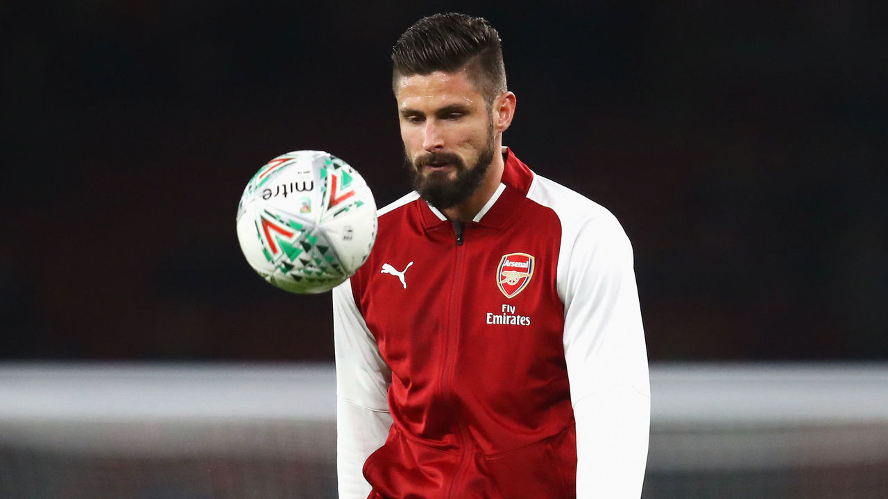 LONDON, ENGLAND - DECEMBER 19: Olivier Giroud of Arsenal warms up prior to the Carabao Cup Quarter-Final match between Arsenal and West Ham United at Emirates Stadium on December 19, 2017 in London, England.