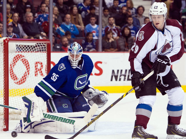 MacKinnon leaves game with apparent shoulder injury | theScore