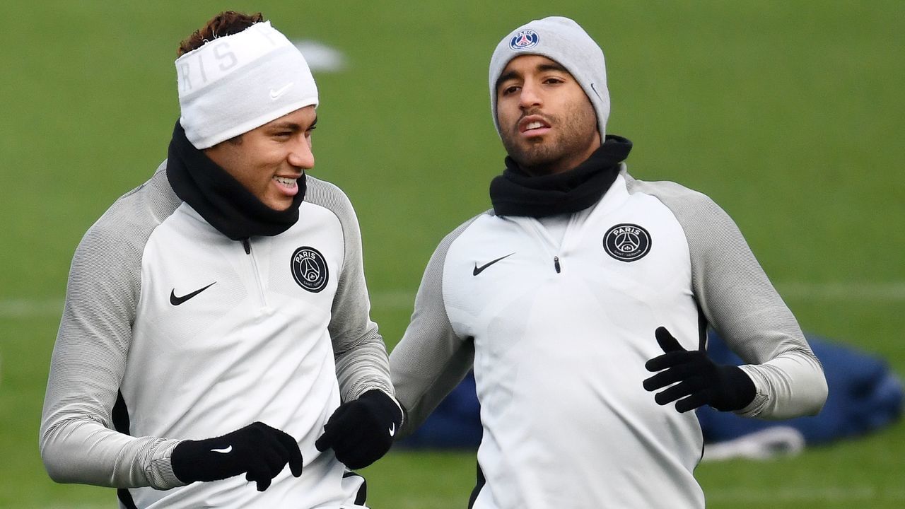 Paris Saint-Germain's Brazilian forward Neymar (L) and Brazilian midfielder Lucas Moura react during a training session in Saint-Germain-en-Laye, western Paris, on December 4, 2017, on the eve of the UEFA Champions League football match against Bayern Munich. / AFP PHOTO / FRANCK FIFE