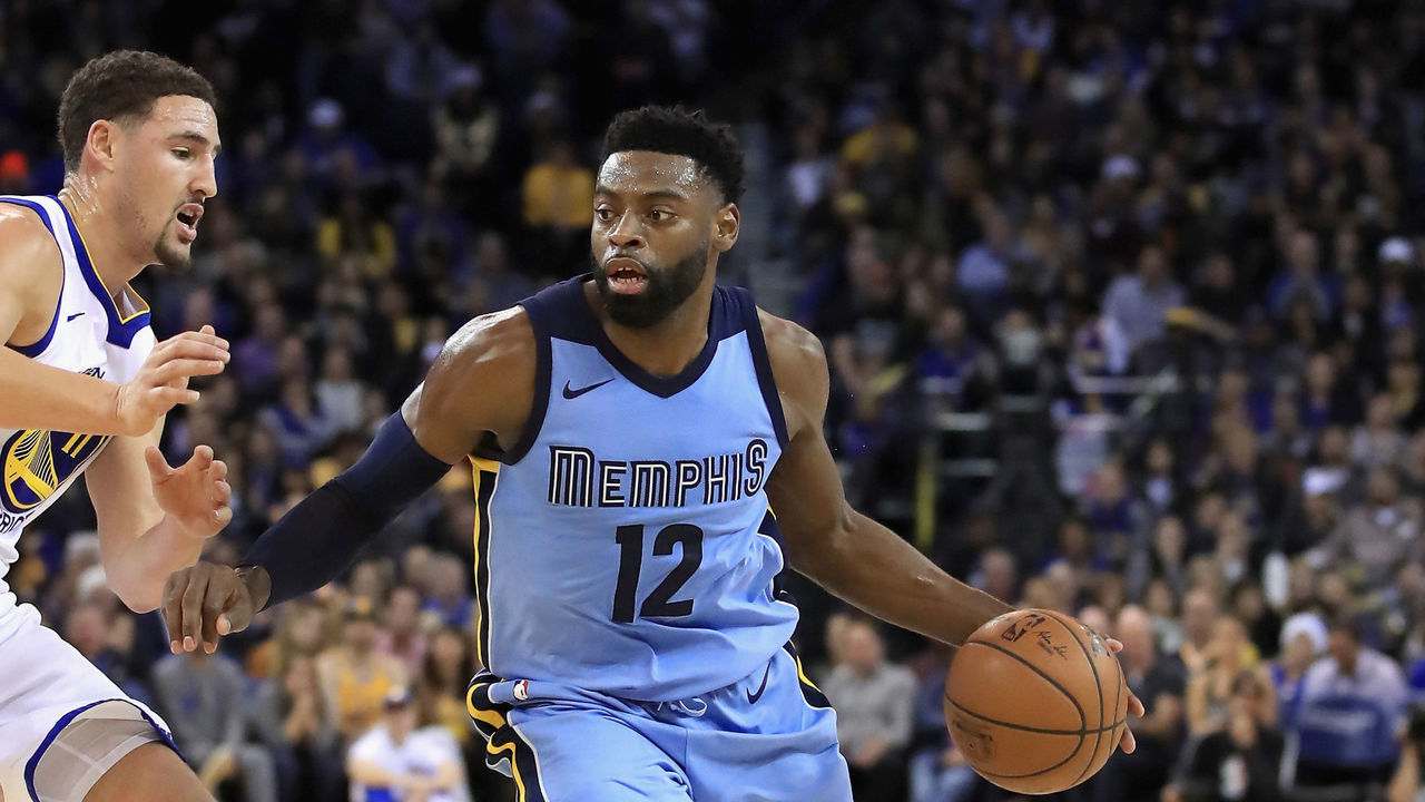 OAKLAND, CA - DECEMBER 20: Tyreke Evans #12 of the Memphis Grizzlies in action against the Golden State Warriors at ORACLE Arena on December 20, 2017 in Oakland, California.