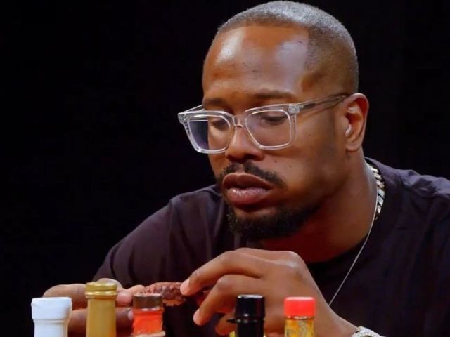 Watch: Von Miller reminisces about SB50, critiques eyeglasses on 'Hot Ones'