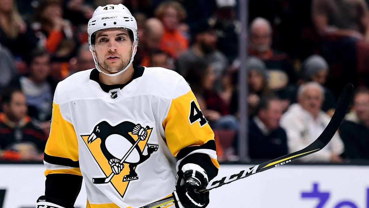 ANAHEIM, CA - JANUARY 17: Conor Sheary #43 of the Pittsburgh Penguins forechecks against the Anaheim Ducks at Honda Center on January 17, 2018 in Anaheim, California.