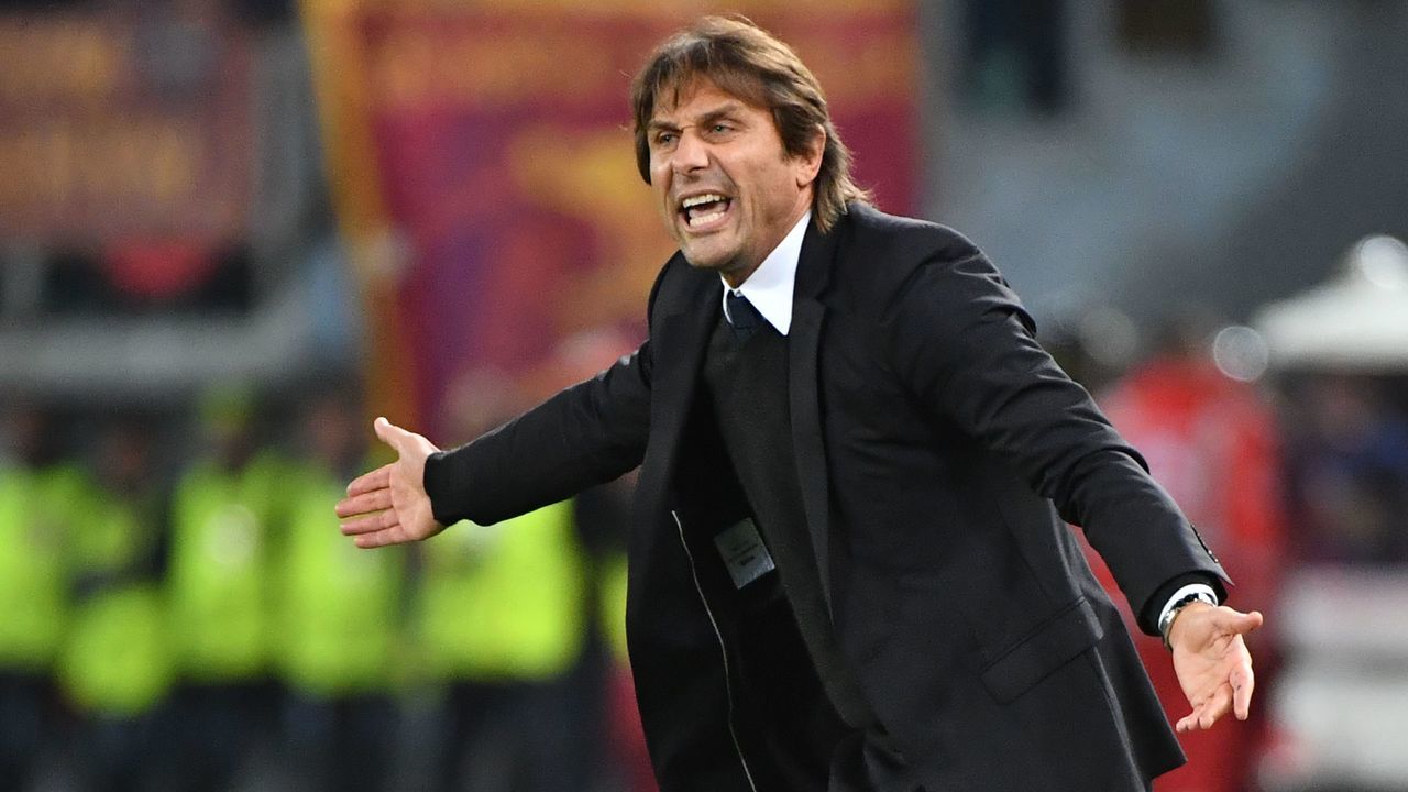 Chelsea's Italian head coach Antonio Conte reacts during the UEFA Champions League football match AS Roma vs Chelsea on October 31, 2017 at the Olympic Stadium in Rome. / AFP PHOTO / Alberto PIZZOLI
