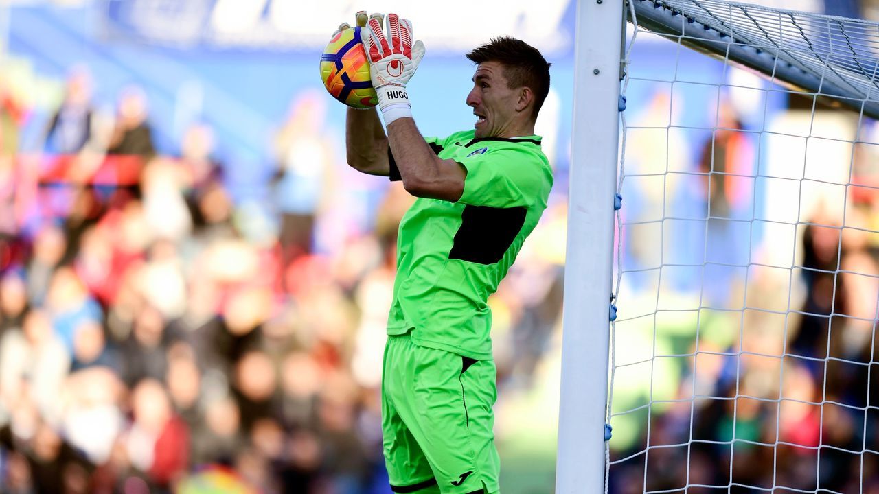 Getafe's Spanish goalkeeper Vicente Guaita grabs the ball during the Spanish league football match Getafe CF vs Valencia CF at the Col. Alfonso Perez stadium in Getafe on December 3, 2017. / AFP PHOTO / JAVIER SORIANO