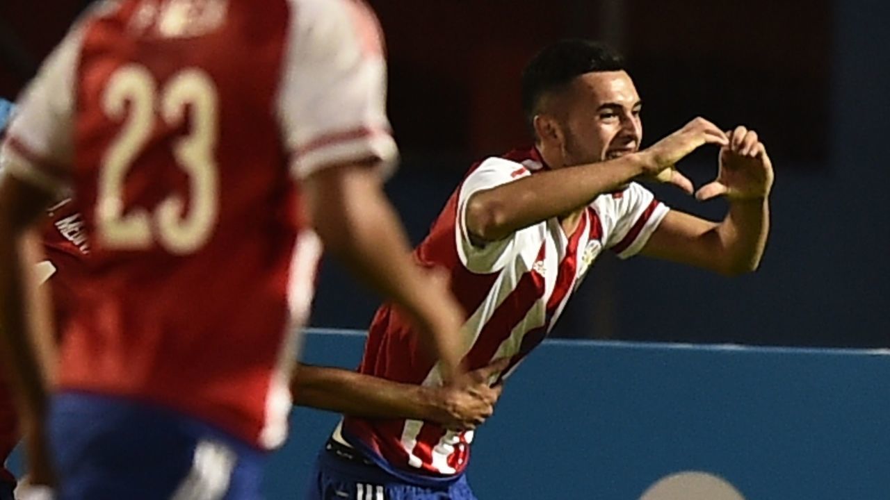 Paraguay's Cristhian Paredes celebrates after scoring against Chile during their U20 South American Championship football match, at the Olympic Stadium in Riobamba, Ecuador, on January 24, 2017. / AFP / Rodrigo BUENDIA